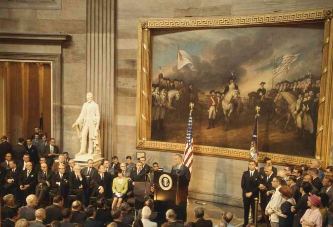 Präsident Johnson vor einem Gemälde von John Trumbull