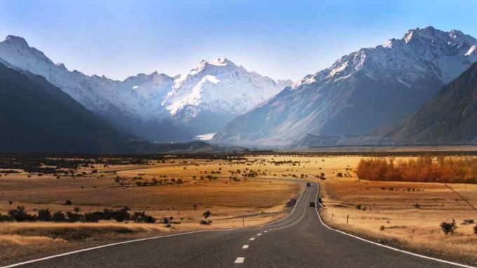 Die Straße zum Mount Cook ist am Ende der Straße sichtbar