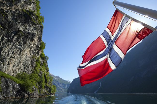 Norwegische Flagge auf der Fähre im Geiranger Fjord, Norwegen