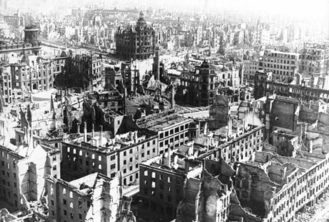 Bombengeschädigte Gebäude in Dresden.