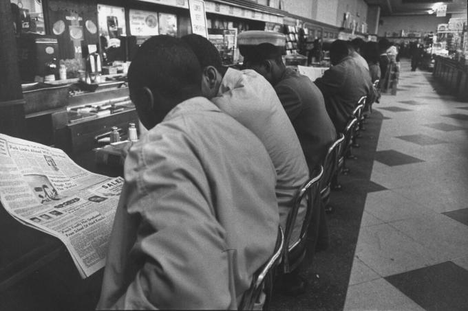 Afroamerikaner an der Mittagstheke des Woolworth Stores