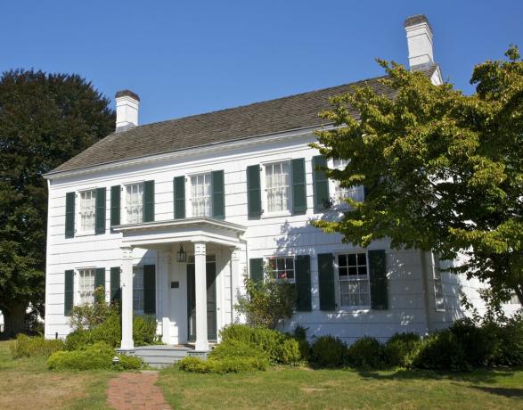 Weißes koloniales Bauernhaus mit grünen Fensterläden, Corwith House, c. 1850, Long Island