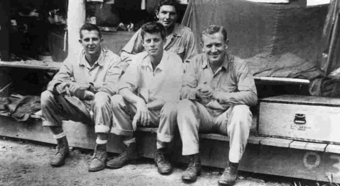 John F. Kennedy mit anderen Besatzungsmitgliedern