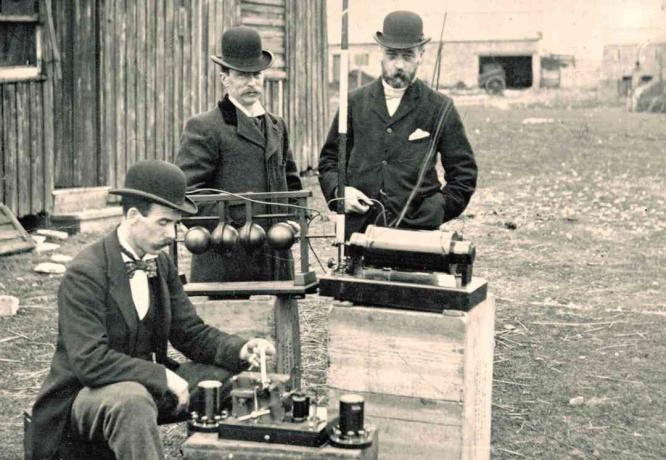 Altes Foto von britischen Postingenieuren, die Marconis Funkausrüstung während einer Demonstration auf Flat Holm Island am 13. Mai 1897 inspizieren