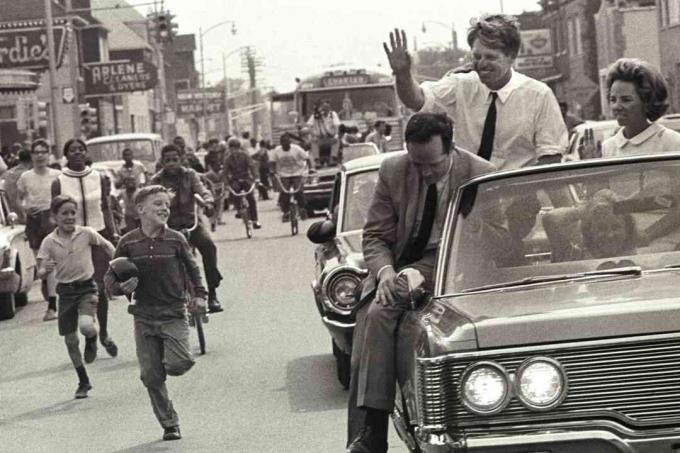 Foto von Robert Kennedy, der in Detroit kämpft