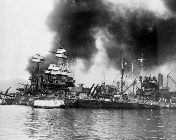 Das Schlachtschiff der US Navy USS California (BB-44) sinkt, nachdem es in Pearl Harbor torpediert wurde