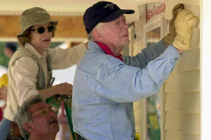 Der frühere US-Präsident Jimmy Carter und seine Frau Rosalyn befestigen das Abstellgleis an der Vorderseite eines Habitat for Humanity-Hauses, das am 10. Juni 2003 in LaGrange, Georgia, gebaut wird.