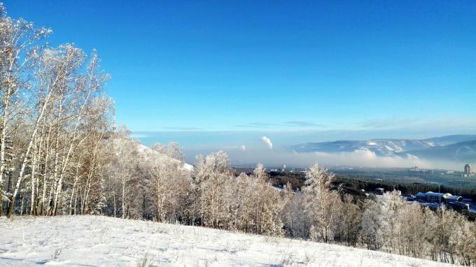 Malerische Aussicht auf schneebedeckte Landschaft gegen blauen Himmel?