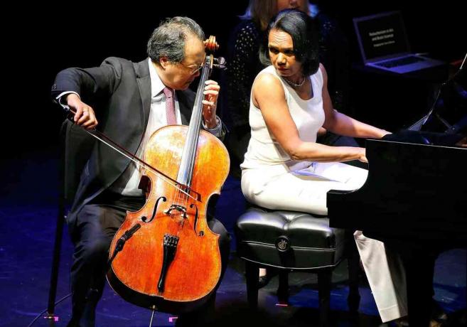 Foto der ehemaligen US-Außenministerin Condoleeza Rice in Begleitung des Cellisten Yo-Yo Ma