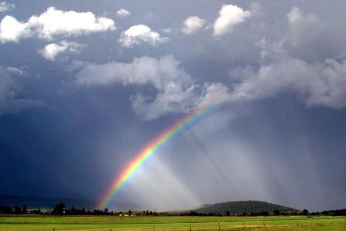 Regenbogen kommt durch die Wolken nach einem Regenschauer