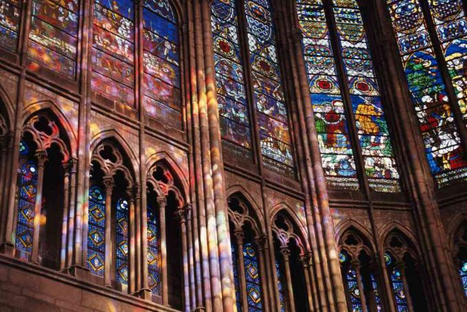 Buntglasfenster in der Kathedrale Saint-Denis, Paris, Frankreich