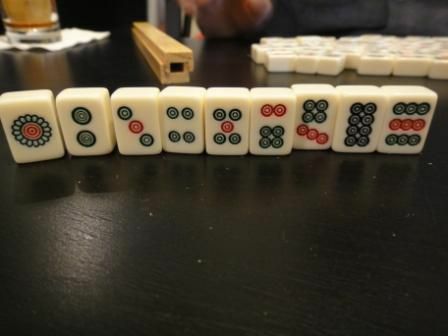 Der Steinanzug eines Standardsatzes von Mahjong-Fliesen, die auf einem Tisch stehen.