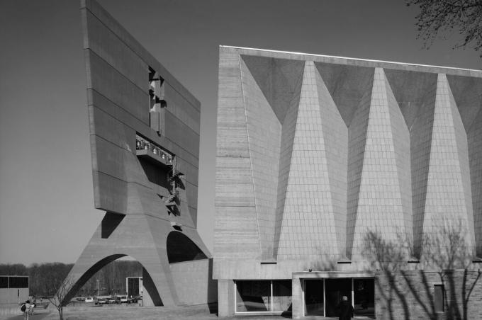 Schwarzweiss-Höhenfoto der St. John's University Abbey, entworfen von Marcel Breuer