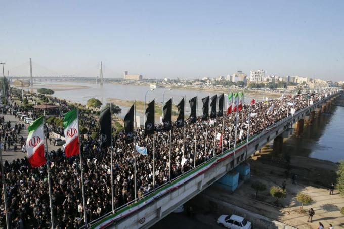 Iraner marschieren in den Straßen von Ahvaz