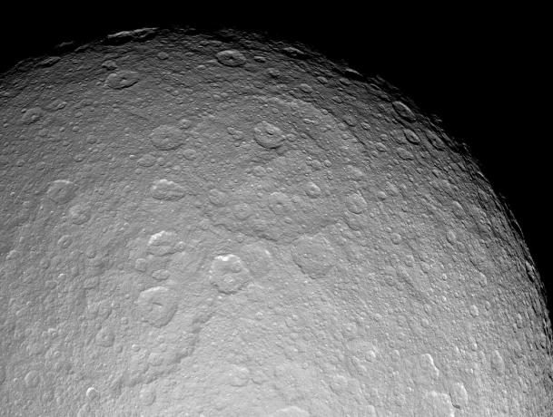 Rheas größter Krater Tirawa.