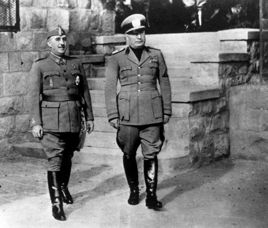 Der spanische autoritäre Führer Francisco Franco (links) mit dem italienischen Diktator Benito Mussolini, 4. März 1944