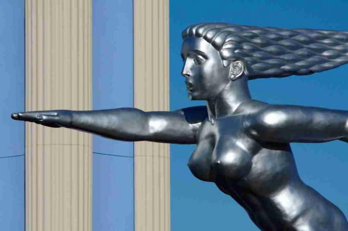 Detail der Art-Deco-Metallskulptur im Fair Park, Dallas, nackte Frau, rückwärts fließendes Haar