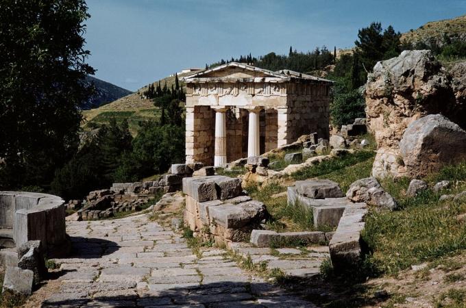 Blick auf die Schatzkammer der Athener in Delphi