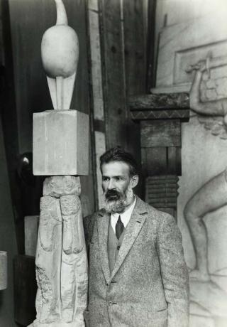 Constantin Brancusi mit Skulptur