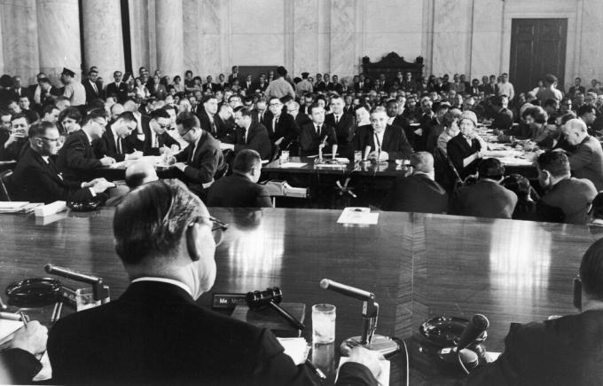 Foto eines überfüllten Hörsaals, als Gangster Joseph Valachi vor dem Senatsausschuss aussagte.