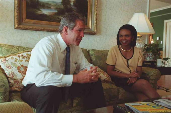 George W. Bush und Condoleezza Rice, seine außenpolitische Beraterin, sprechen in einem Hotelzimmer in Washington, DC