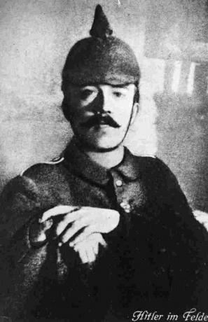 Adolf Hitler um 1915 in Felduniform während des Ersten Weltkriegs gekleidet.