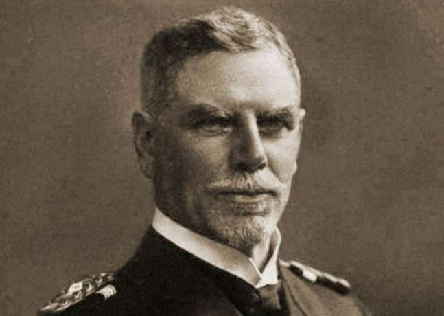 Porträt von Vizeadmiral Maximilian von Spee in seiner Marineuniform.