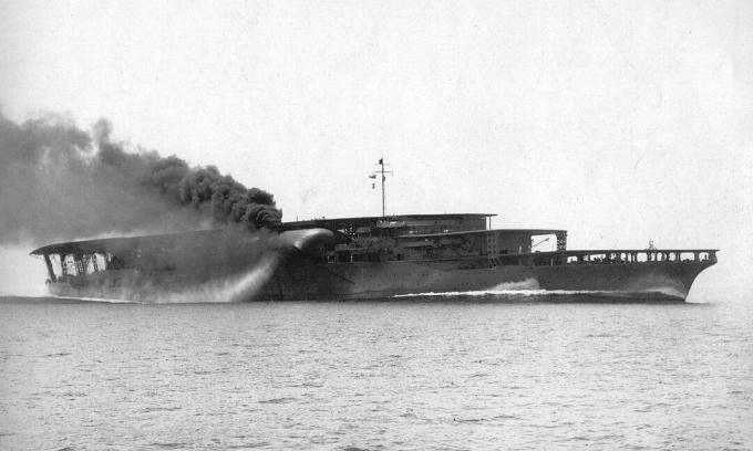 Träger Akagi auf See dampft von links nach rechts.