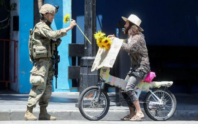 Ein Soldat der Nationalgarde erhält eine Blume von einem Demonstranten während einer friedlichen Demonstration über George Floyds Tod in Hollywood am 3. Juni 2020.
