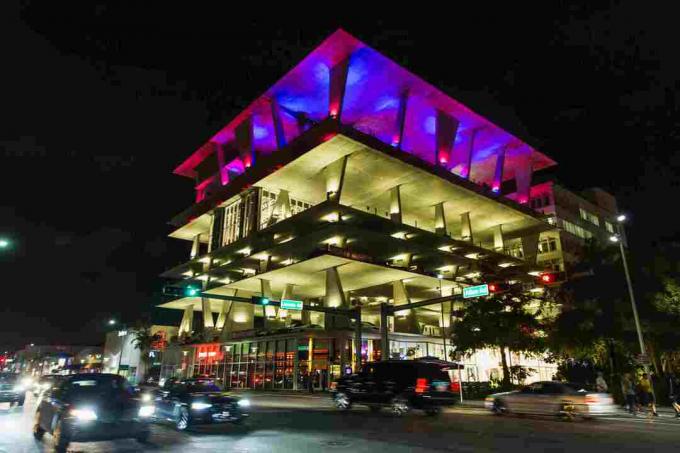 Nachtansicht des Parkhauses auf mehreren Ebenen, beleuchtet mit lila Lichtern in der obersten Etage