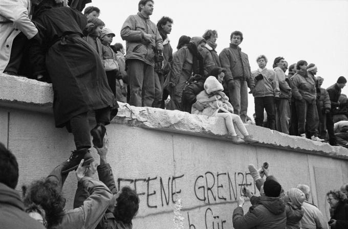 Ostberliner auf der Berliner Mauer, 1989