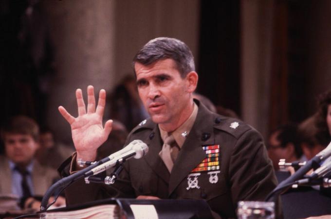 Oberstleutnant Oliver North sagte vor dem Senat über den Iran-Contra-Skandal aus