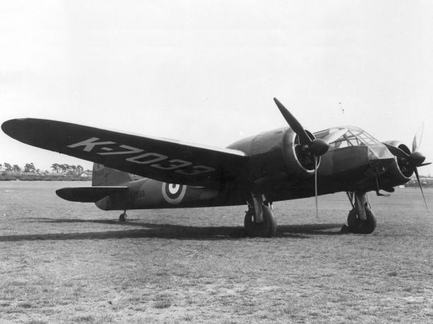 Ein zweimotoriger Bristol Blenheim Bomber auf einem Flugplatz.