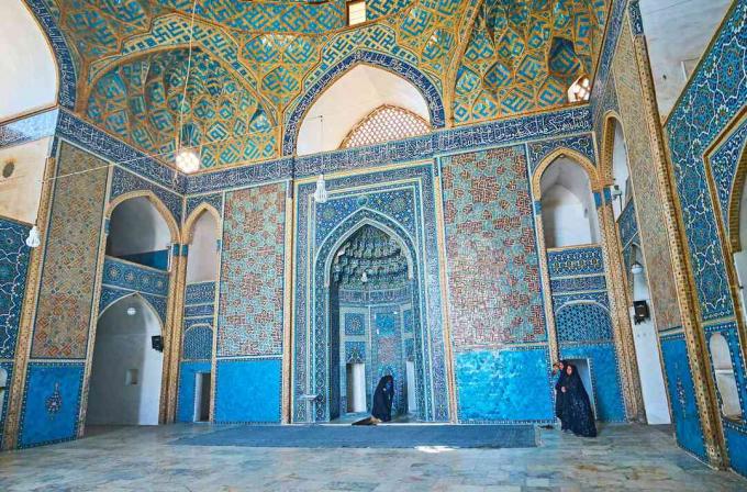 Die schillernden islamischen Muster in der Jameh-Moschee aus dem 14. Jahrhundert mit Blick auf den einzigartigen Fayence-Mihrab, Yazd, Iran.