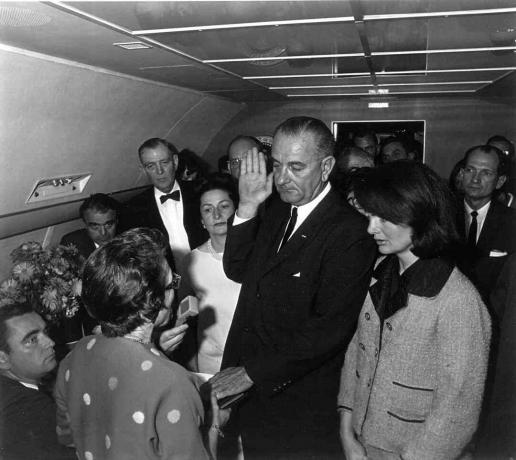 Lyndon B. Johnson leistet den Amtseid