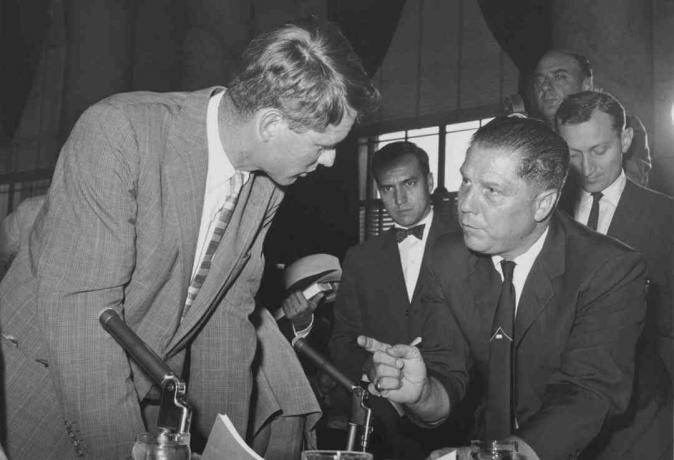 Foto von Jimmy Hoffa, der auf Robert Kennedy deutet