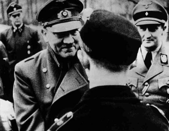 Auf seinem letzten offiziellen Foto verlässt Adolf Hitler die Sicherheit seines Bunkers, um Mitgliedern der Hitlerjugend Auszeichnungen zu verleihen.