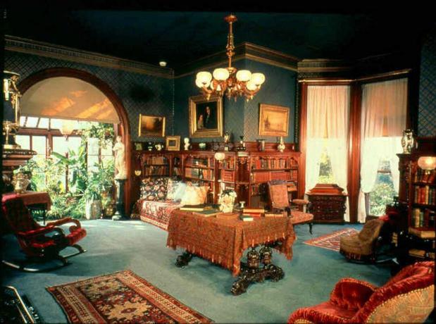 Samuel Clemens erzählte Geschichten in der Bibliothek seines Hauses in Conneticut.