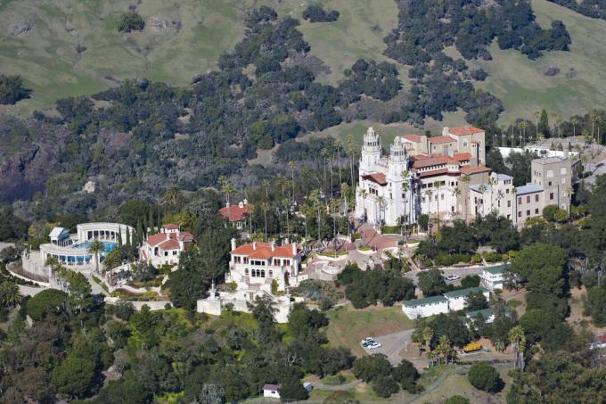 Luftbild Hearst Castle, San Simeon, ein Schloss auf einem Hügel in San Luis Obispo, Kalifornien