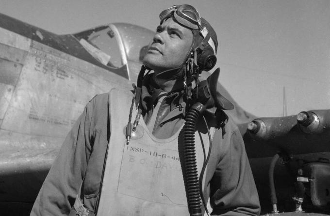 Benjamin O. Davis in Fluganzug und Helm steht vor einem P-51 Mustang-Jäger.