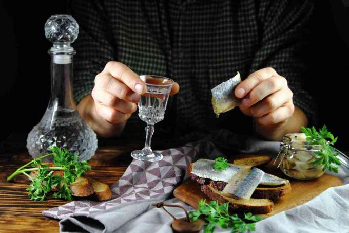 Russisches Essen aus eingelegtem Hering und Wodka