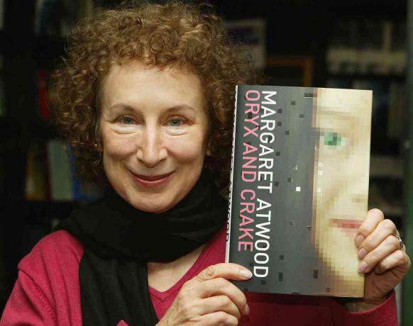 Atwood hält eine Kopie ihres Romans 'Oryx and Crake' hoch