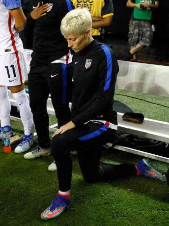 Foto des Frauenfußballstars Megan Rapinoe, der während der Nationalhymne kniet