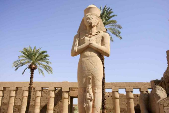 Steinstatue von Ramses II. Im Hof ​​der Ruinen