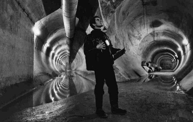 Ein Mann, der an einem Punkt steht, an dem sich zwei Tunnel im Tunnel verbinden.