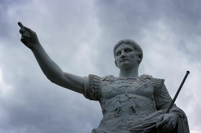 Statue von Julius Caesar gegen einen stürmischen Himmel.