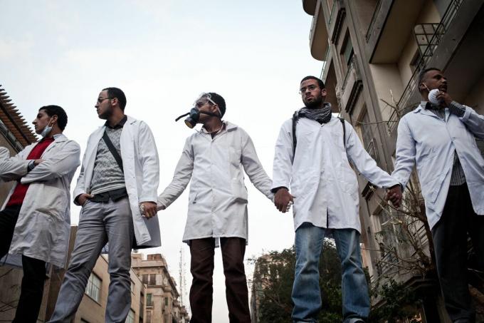Medizinische Freiwillige während des arabischen Frühlings 2011 im Tahrir-Platz, Kairo, Ägypten
