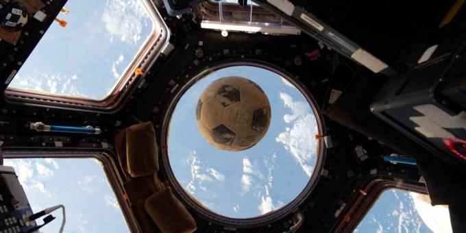 Ellison Onizukas Fußball, der nach der Challenger-Katastrophe gefunden wurde, fliegt während der Expedition 49 an Bord der Internationalen Raumstation.