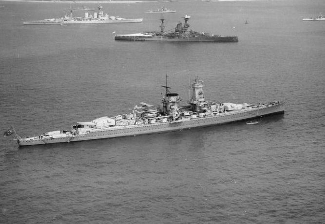 Taschenschlachtschiff Admiral Graf Spee vor Anker mit britischen Kriegsschiffen im Hintergrund.