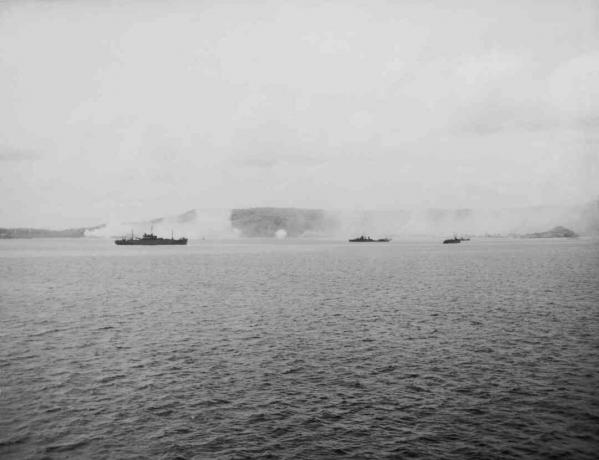 Alliierte Kriegsschiffe schießen auf Ziele an Land auf Guam.